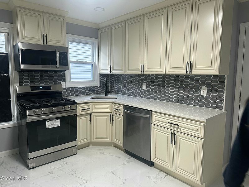 5th image of 740 Hamilton Street