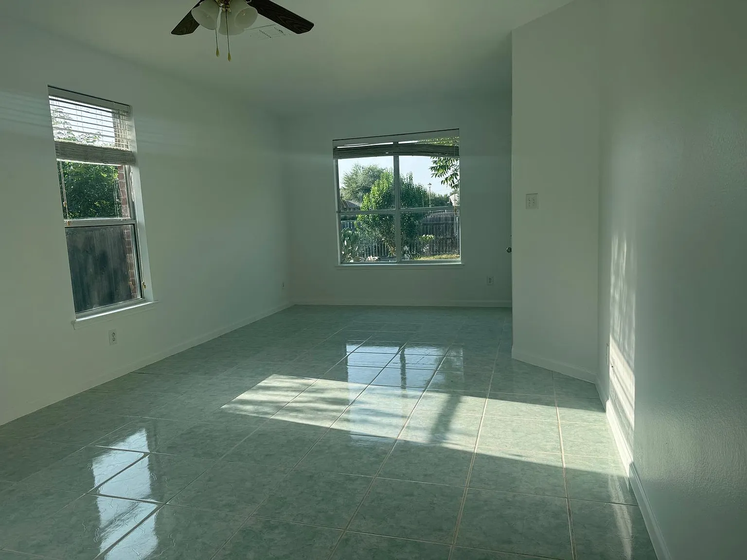 4 bed, 2374 sqft, $2,750 — Photo 2