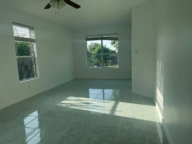 101 Cliffbrook Dr — Photo 2