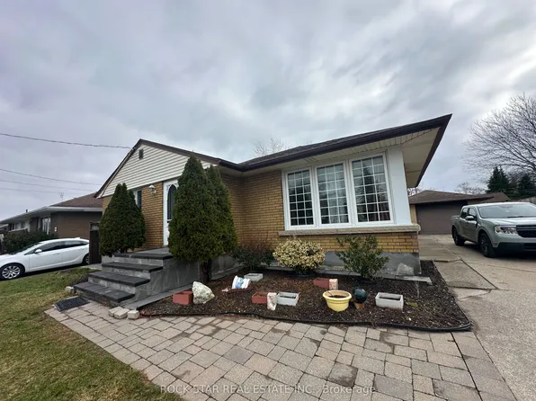 3616 Dorchester Rd, Niagara Falls, ON L2J 3A5