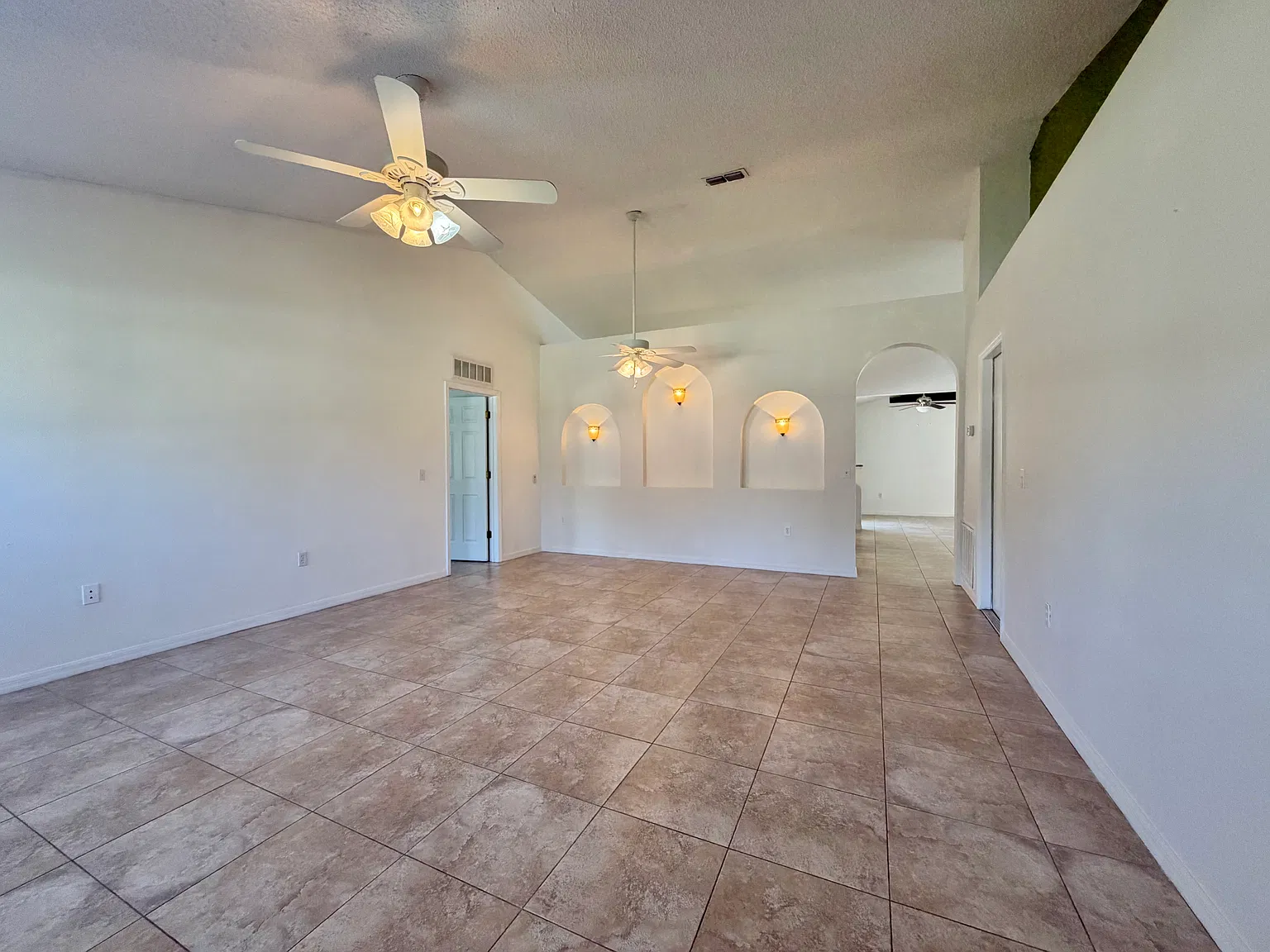 3 bed, 1940 sqft, $2,200 — Photo 2