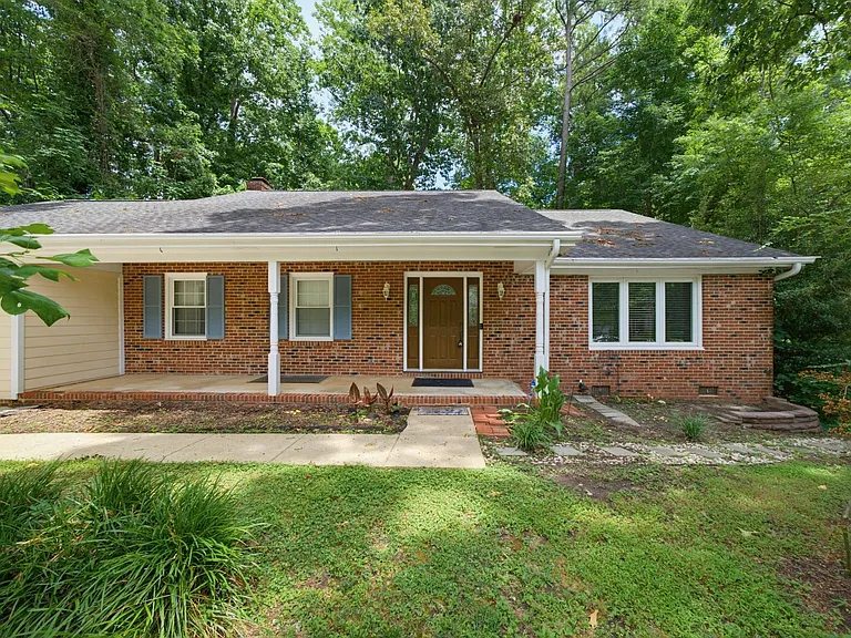 1003 Manchester Dr — Photo 1