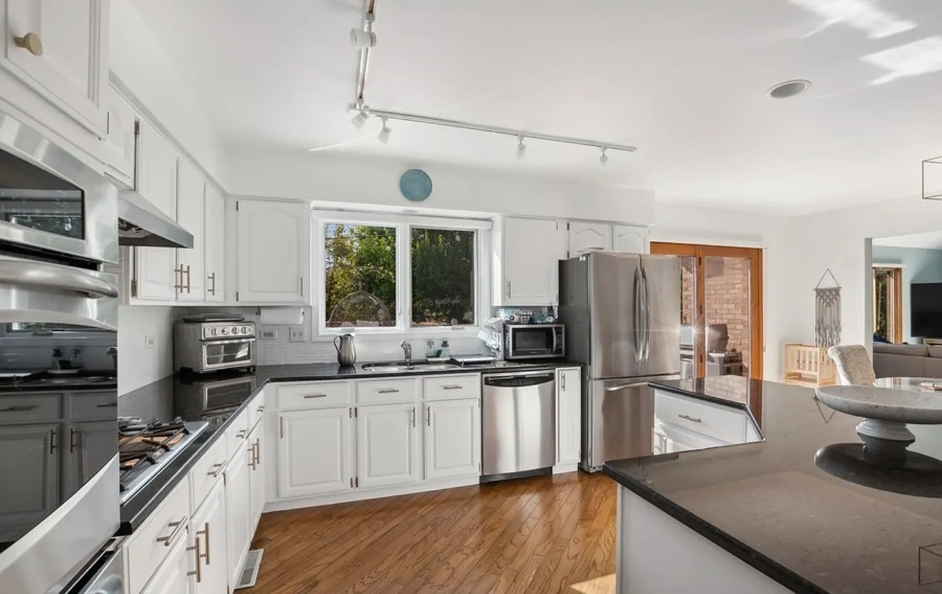 5 bed, 3361 sqft, $5,800 — Photo 3
