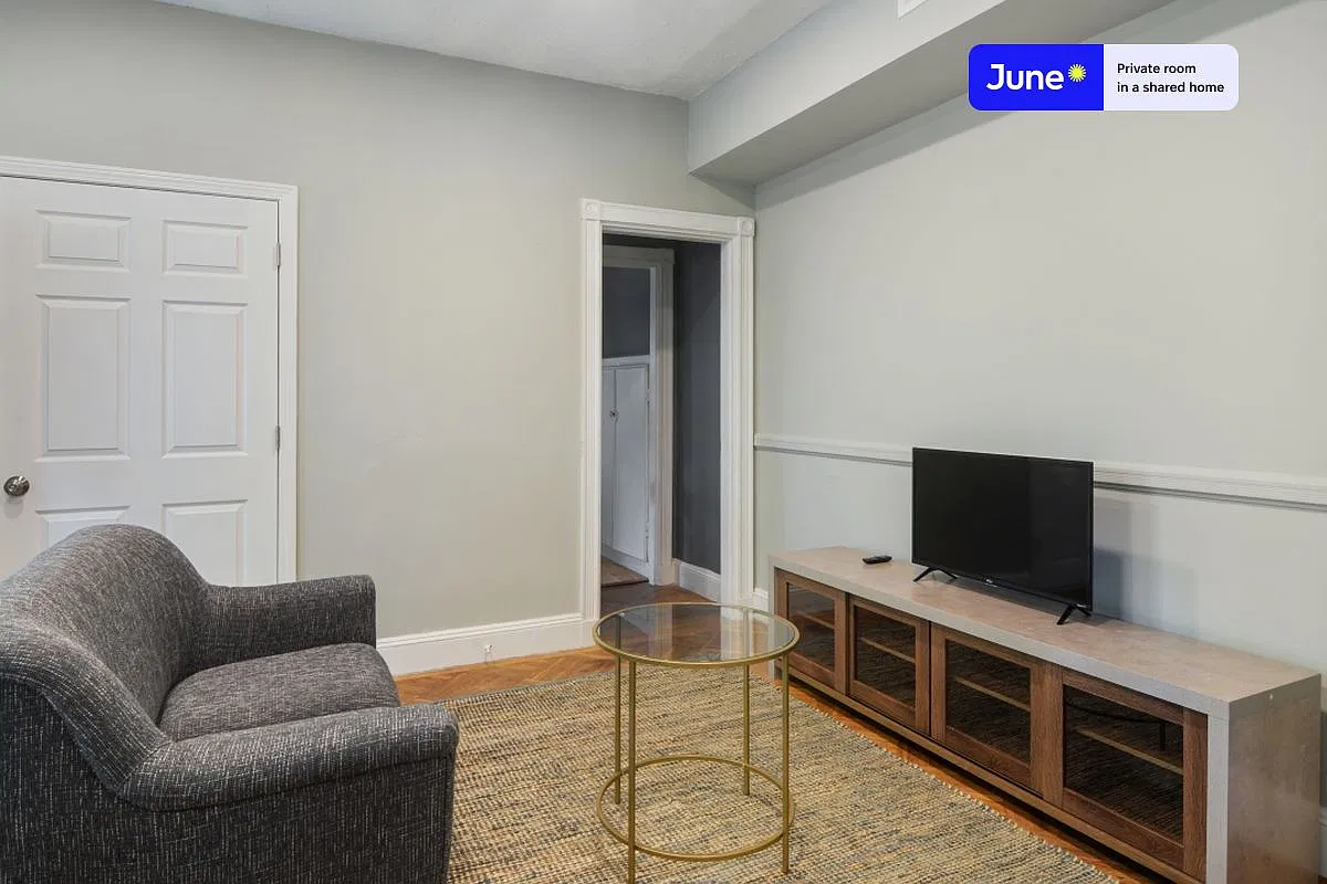 Full bedroom in 7 bed/2.5 bath home in Harvard Square #443 F — Photo 3