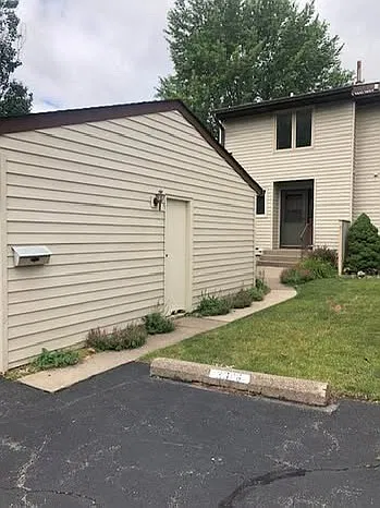 2 bed, 1.5 bath, 1201 sqft, $1,350 — Photo 2