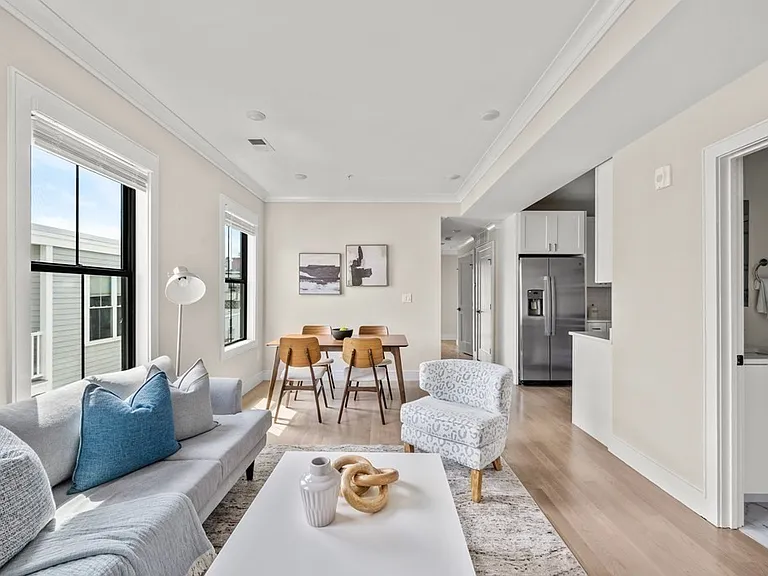 303 Maverick St #PENTHOUSE — Photo 1