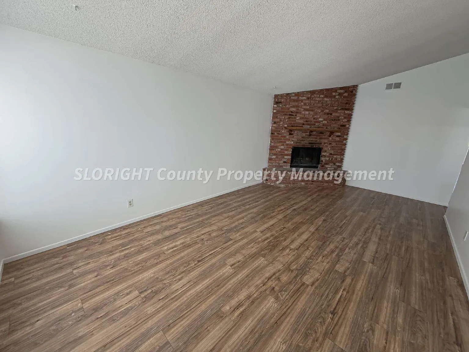 4 bed, 2.0 bath, 1560 sqft, $4,000 — Photo 2