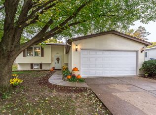 3207 Maplecrest Rd, Bettendorf, IA 52722