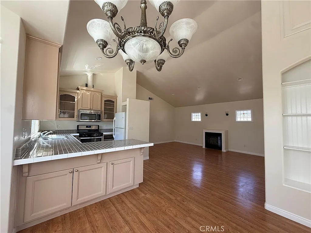 4 bed, 1300 sqft, $3,400 — Photo 3