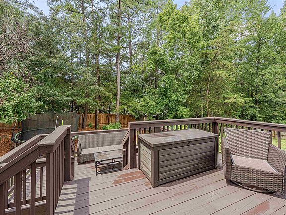 5th image of 209 Gladstone Dr