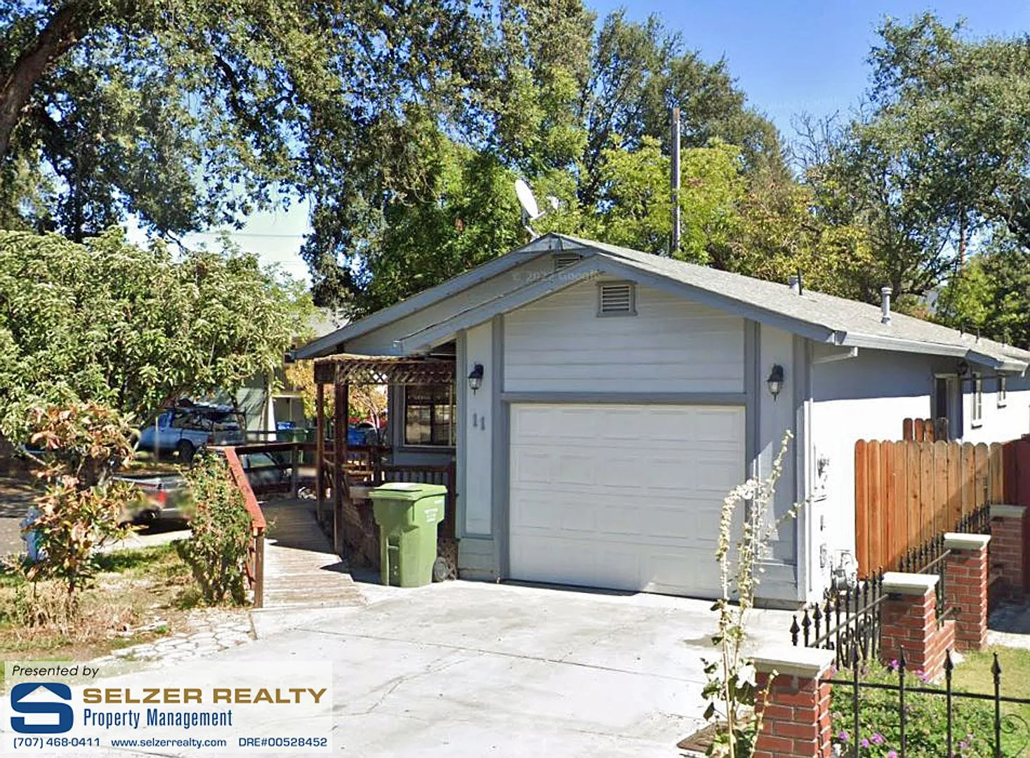 Cozy 3 bd. home on a conveniently located corner lot! — Photo 1