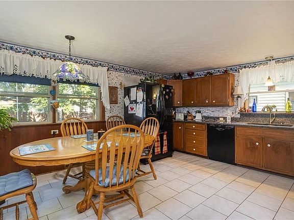 3rd image of 461 Maple Ave