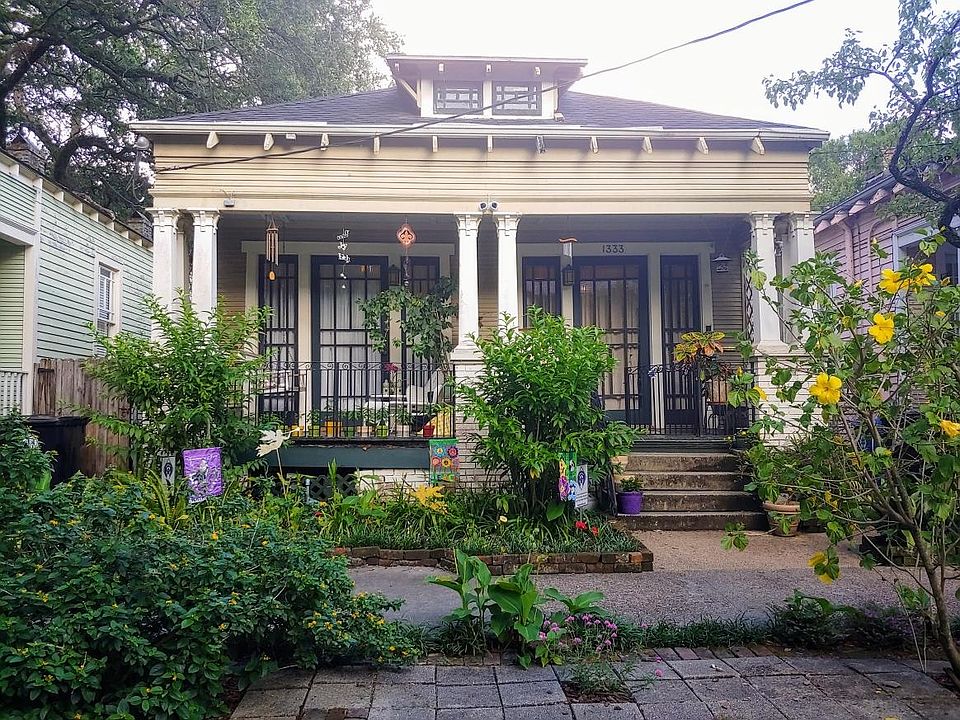 1920 Arts and Crafts Bungalow, in a New Orleanian style called a double shotgun, modified in the 90s to give owner the first two rooms on both sides and the last rooms, each side, beyond the kitchens. Apt starts on the left side at the bathrooms with the