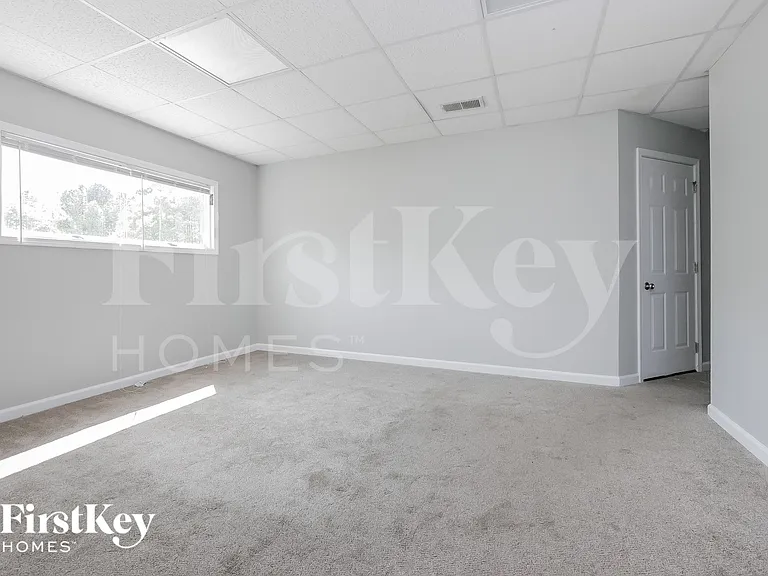 221 Whitney Ln — Photo 9