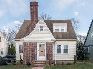 24 Dartmouth Ave, Riverside, RI 02915