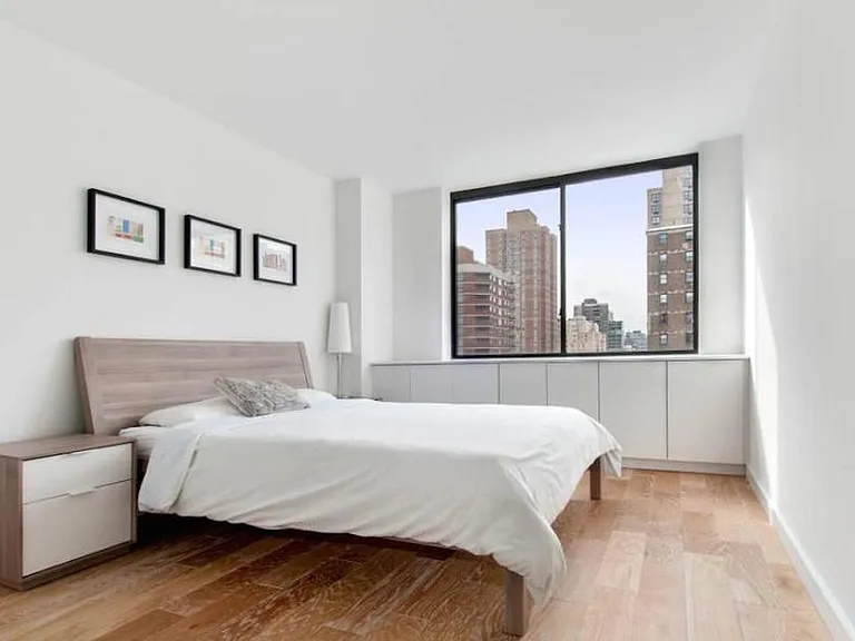 247 E 28th St #4D — Photo 1