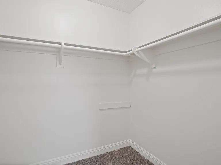 Sierra West Apartments — Photo 37