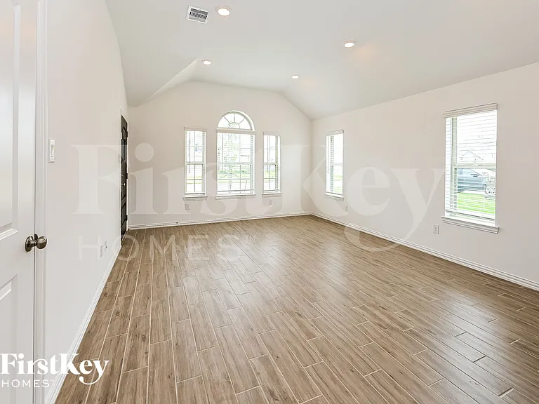 14915 Lake Shore Ave — Photo 6