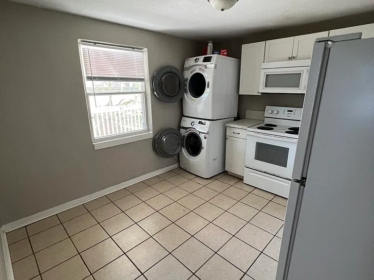 1653 Sheridan St — Photo 3