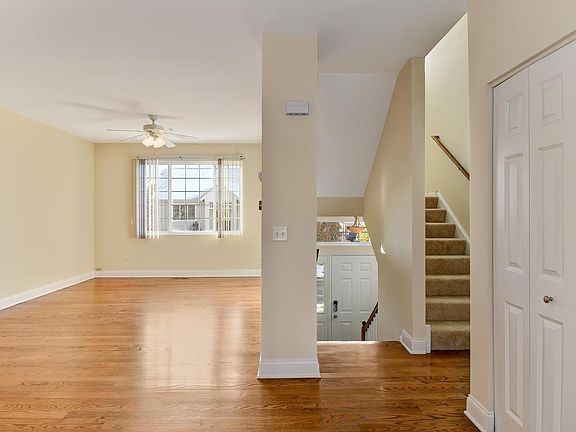 Sitting Room / Foyer - Stairs