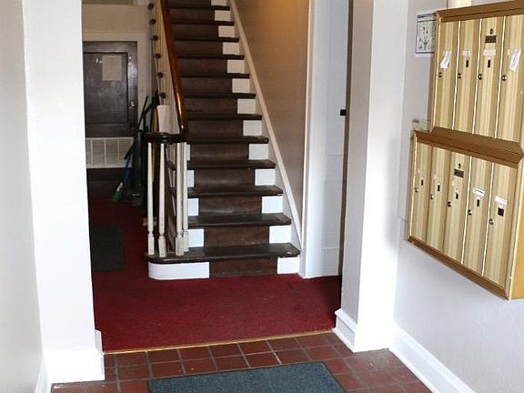 Common entry/hallway
