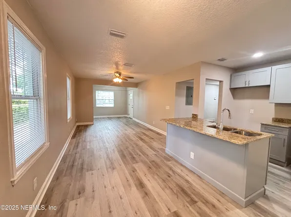 911 BUNKER HILL Boulevard, Jacksonville, FL 32208