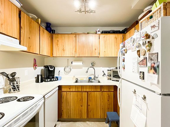 5th image of 1950 Cedar Village Cres #93