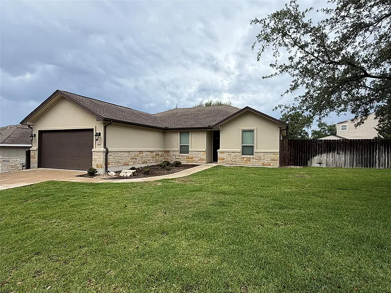 206 Fairway Cir — Photo 1
