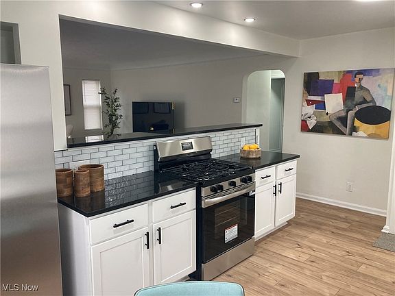 3rd image of 6907 Forest Ave
