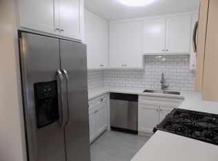 646 S Barrington Ave #100, Los Angeles, CA 90049