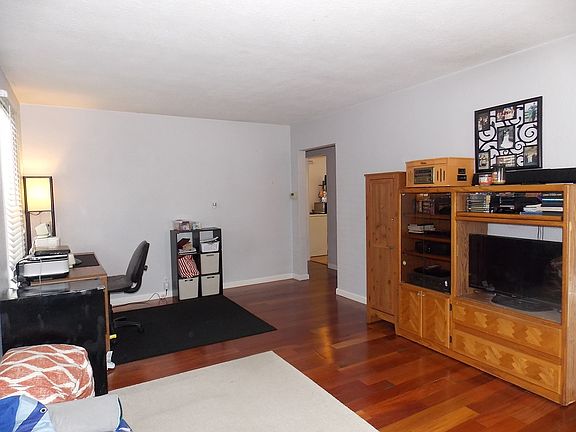 4th image of 210 Park Dr