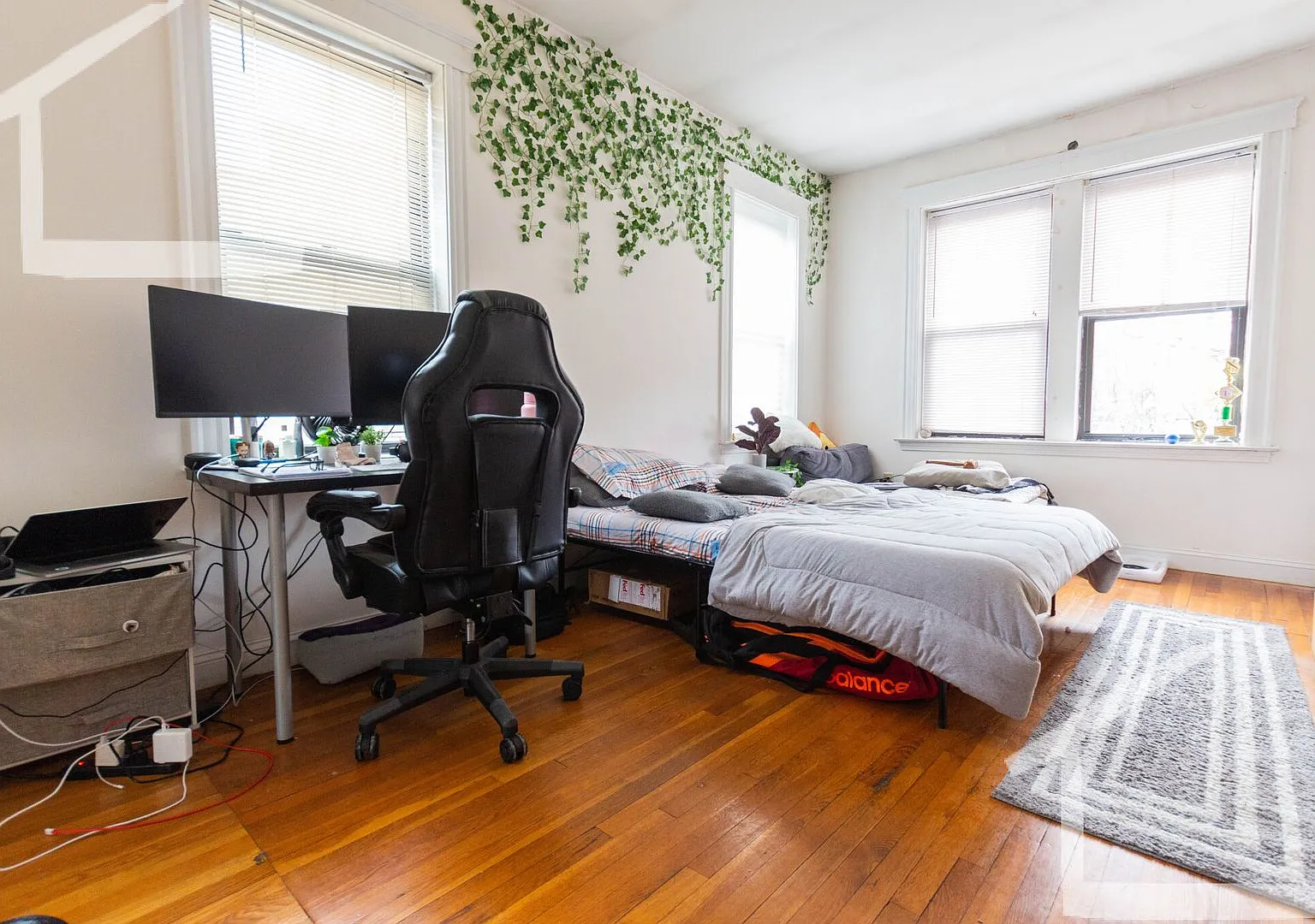 Charming 4 Bedroom — Photo 2