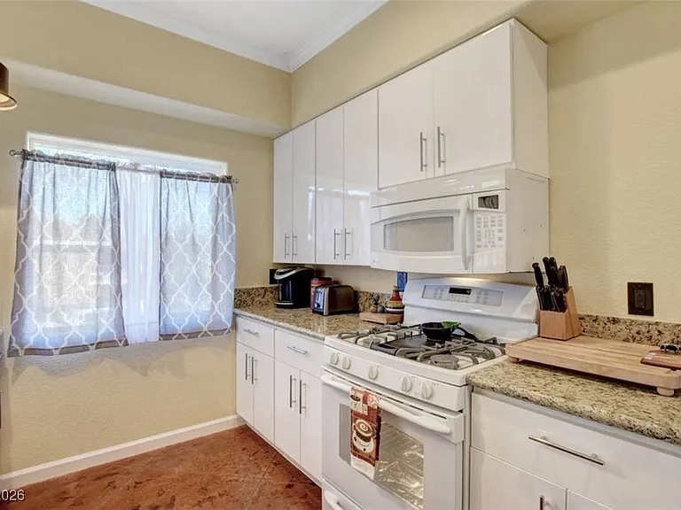 481 Benedict Dr — Photo 5