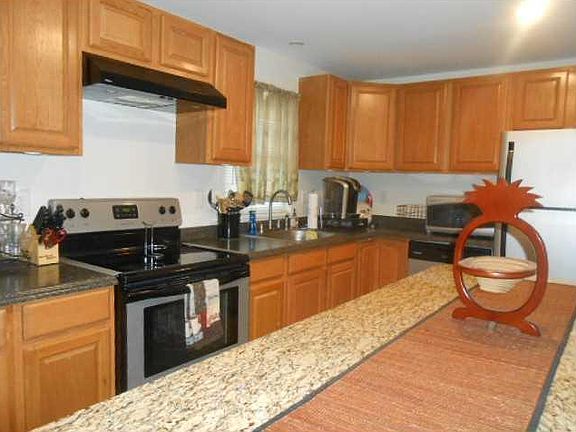 4th image of 83 Weeden Ave E