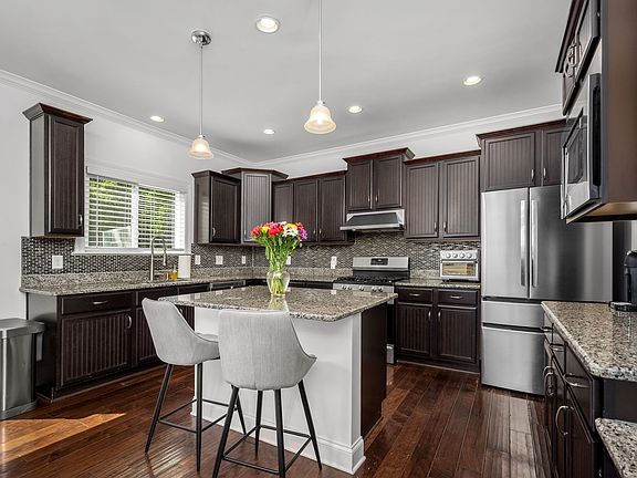 5th image of 441 Valley Spring Dr