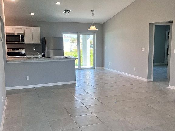 4th image of 2523 NE 6th Pl