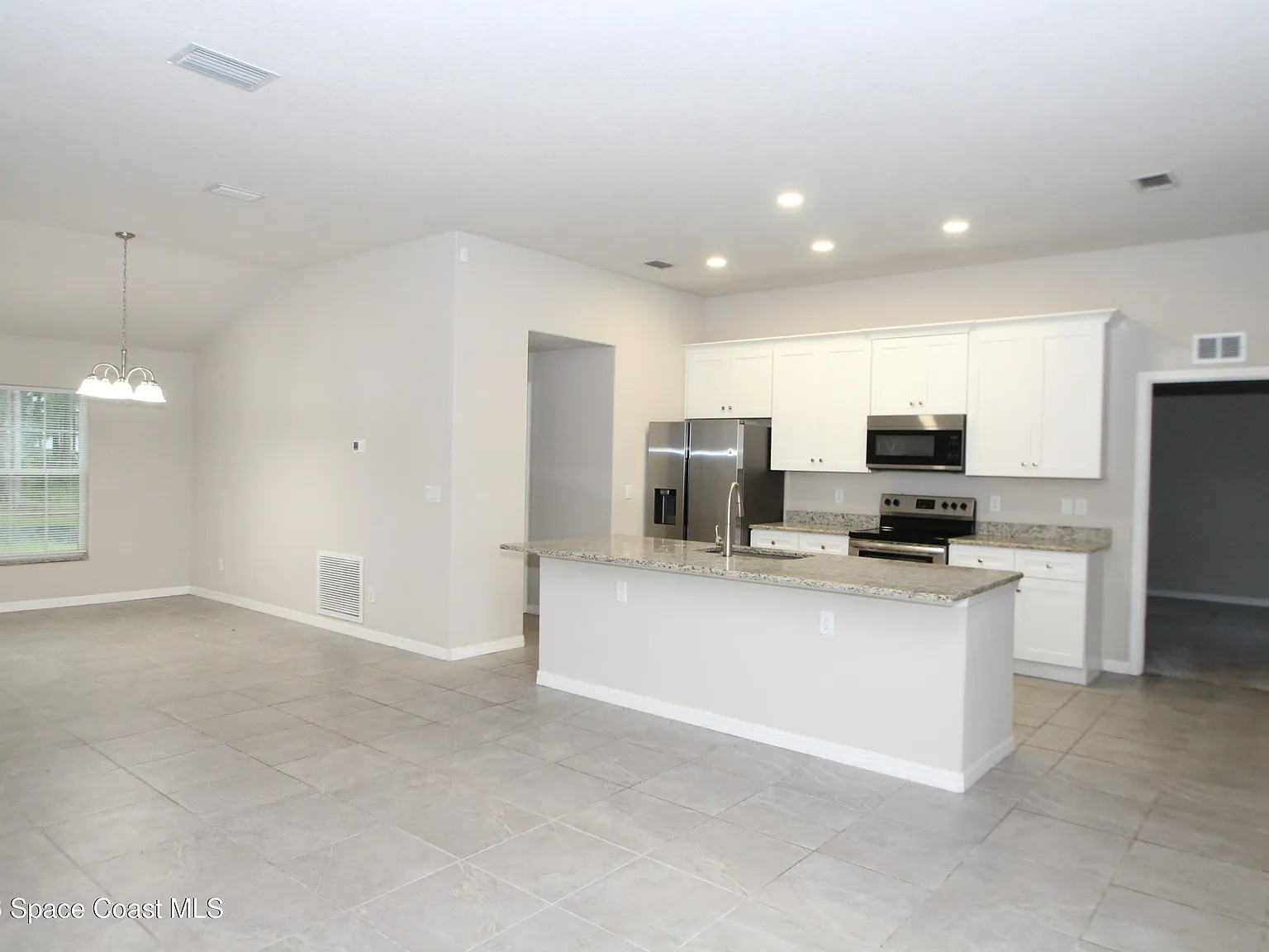 3 bed, 2.0 bath, 1598 sqft, $2,100 — Photo 4