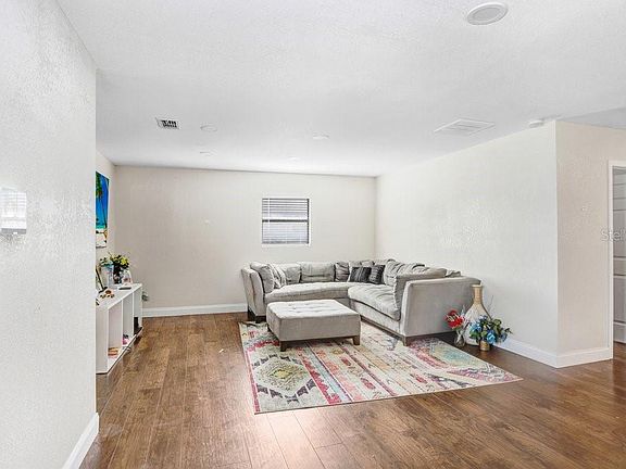 3rd image of 903 N Park Rd