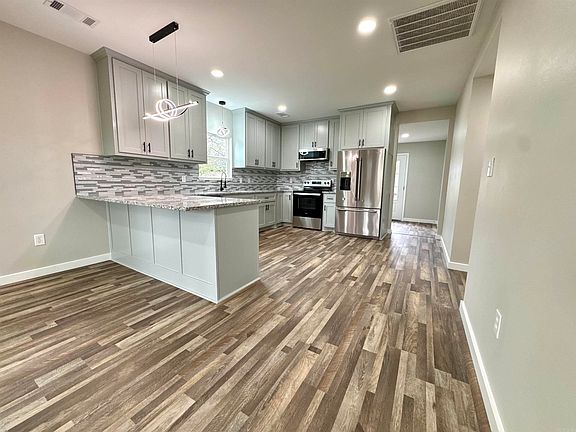 4th image of 302 W Commerce St