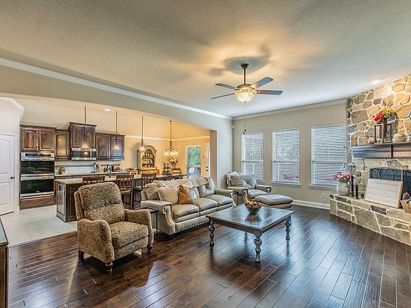 5th image of 209 Wisteria Way
