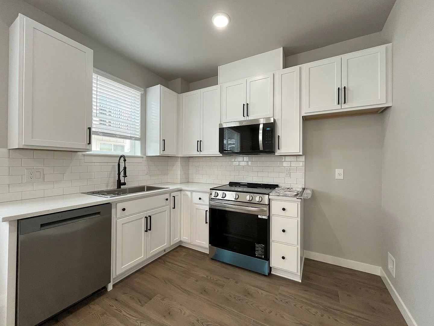 Bright & Modern 1-Bedroom with Open Layout and AC — Photo 3