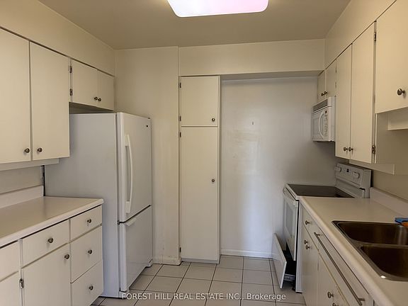 2nd image of 500 Avenue Rd #405