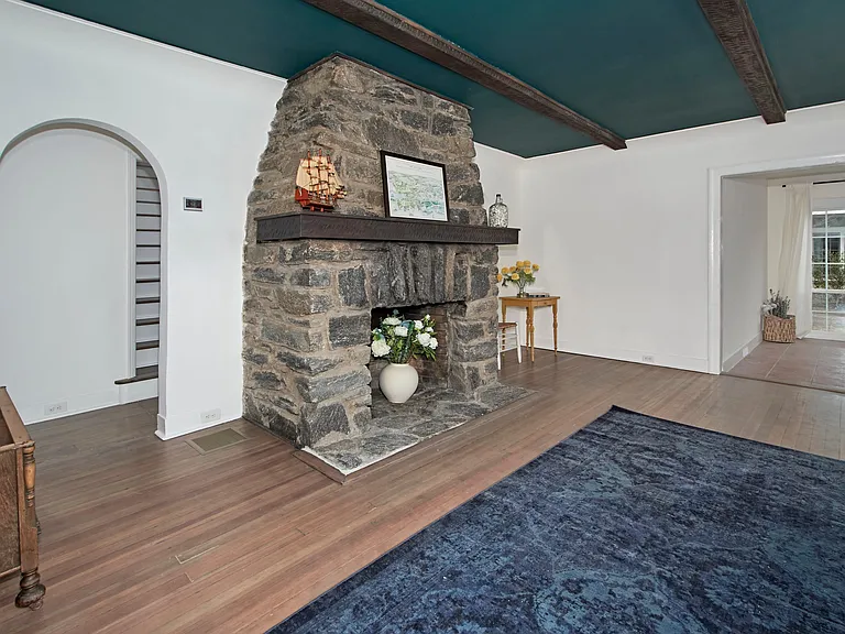 319 Oakland Beach Ave — Photo 3