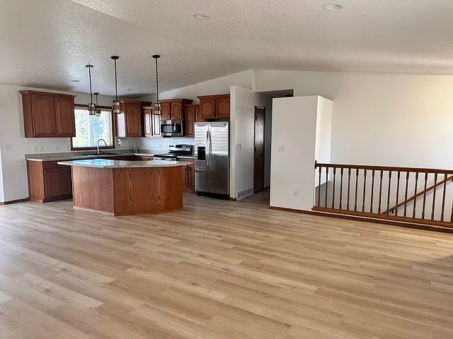 4 bed, 2400 sqft, $2,400 — Photo 4