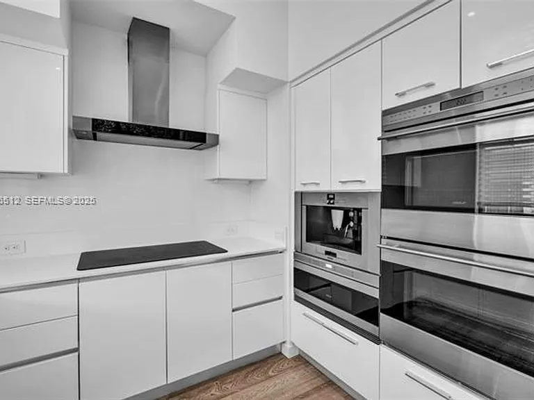 9501 Collins Ave #Townhouse 1 — Photo 1