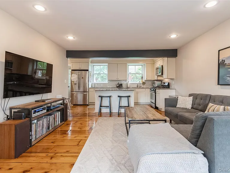 120 Verplanck Ave — Photo 6