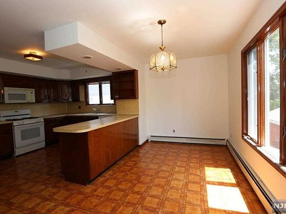 4th image of 420 Hazlitt Ave