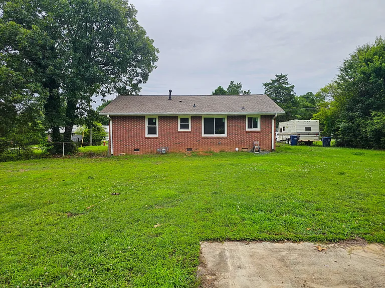 432 Northcrest Dr — Photo 3