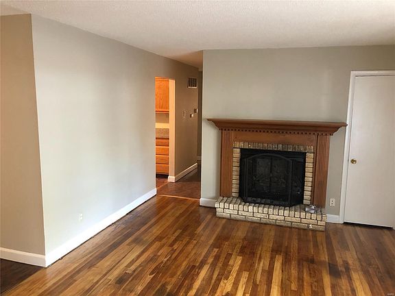3rd image of 8 Bayview Dr