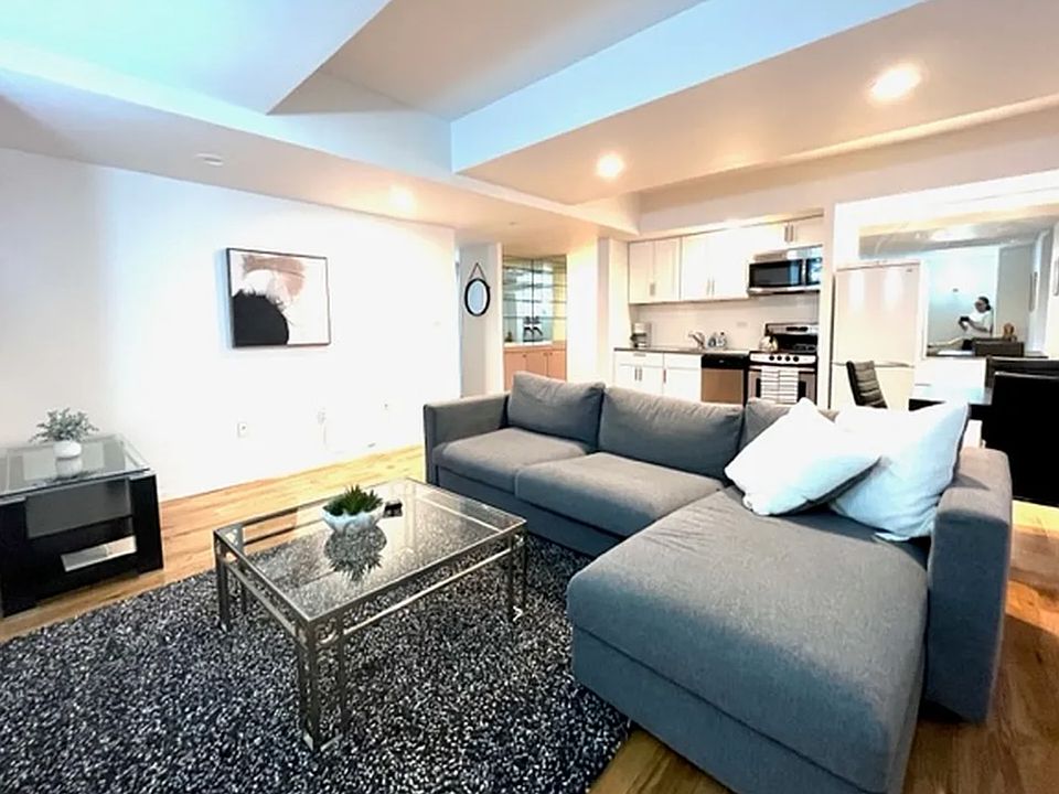 1st image of 150 W 51st St APT 1401
